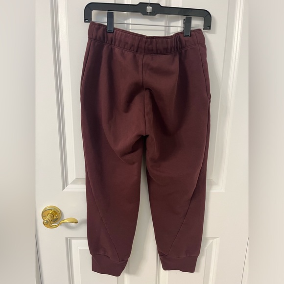 Nike Dry Endurance 7/8 Joggers in Burgundy Crush - Picture 9 of 10